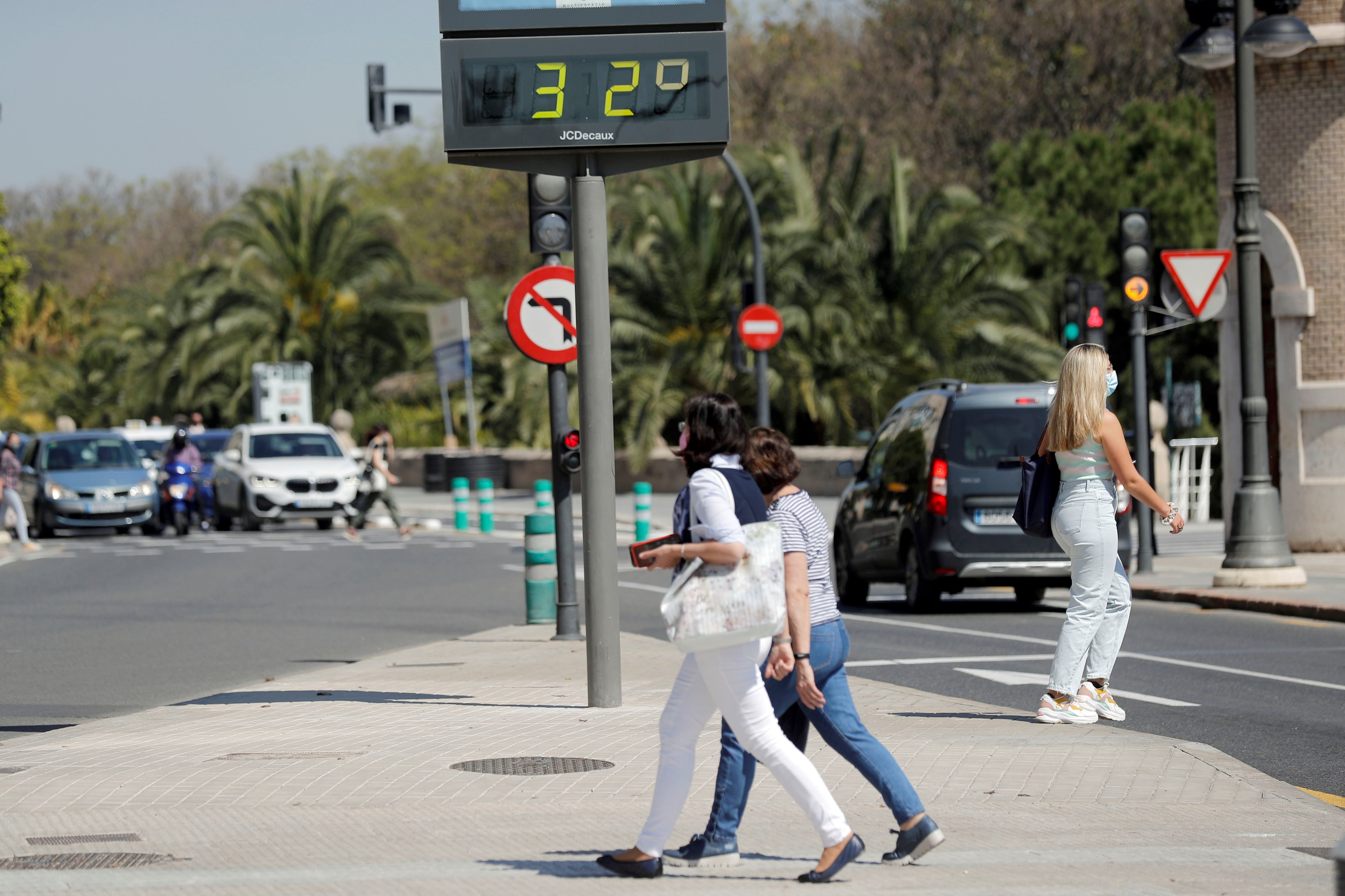 Un termómetro marcando 32 grados, en la ciudad de València en una imagen de archivo