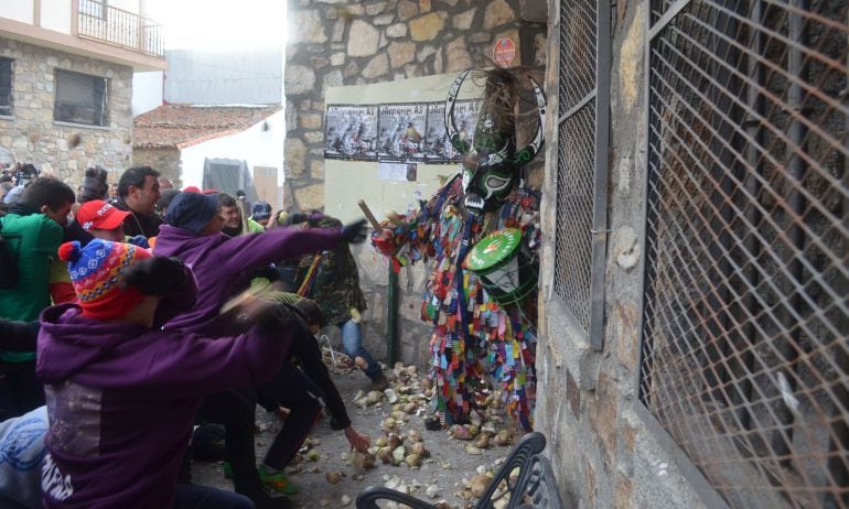 Los piornalegos arrinconan al Jarramplas en la salida de este miércoles