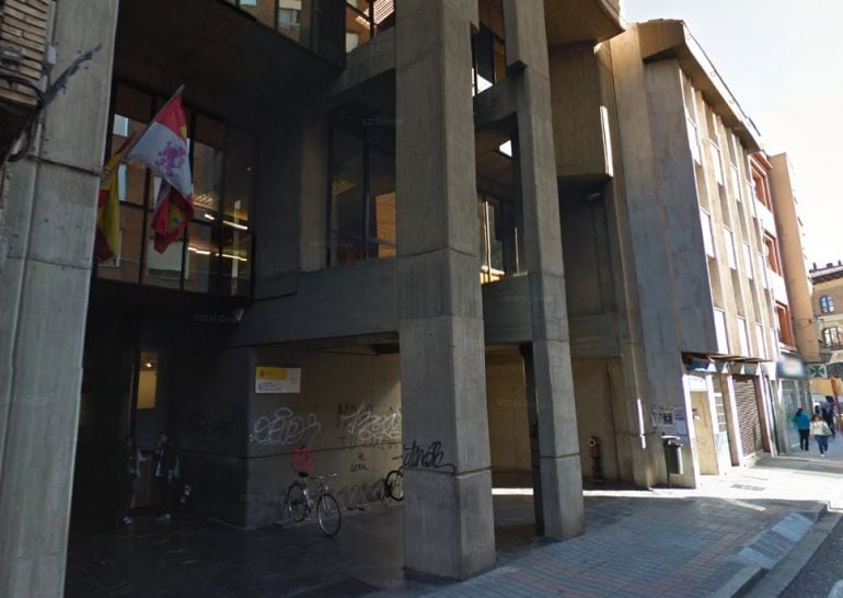 Fachada de la Biblioteca Pública de Palencia donde se celebra la ponencia sobre el TTIP a cargo de Carlos Taibo