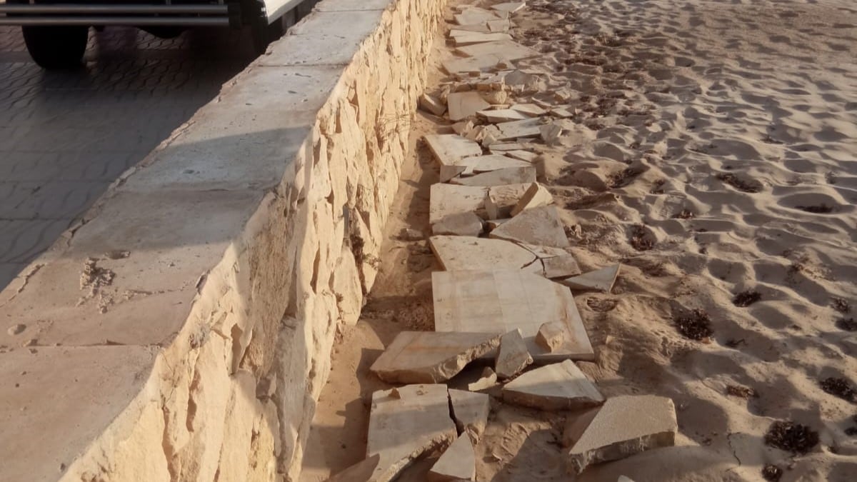 El muro de paseo marítimo de Muchavista afectado por el vandalismo en El Campello