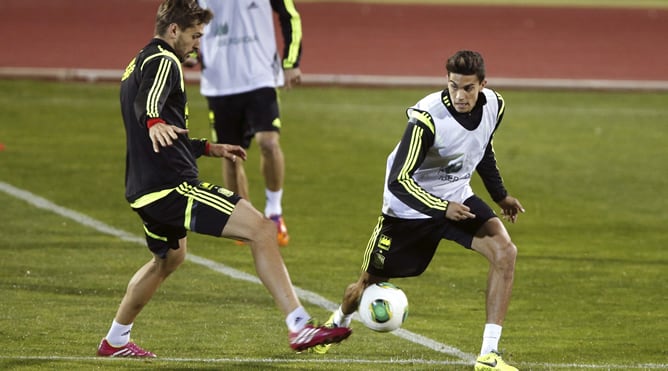 Los jugadores de la selección española Fernando Llorente y Marc Bartra durante el entrenamiento realizado esta tarde en la Ciudad del Fútbol de Las Rozas, para afrontar los partidos amistosos contra Guinea y Sudáfrica.