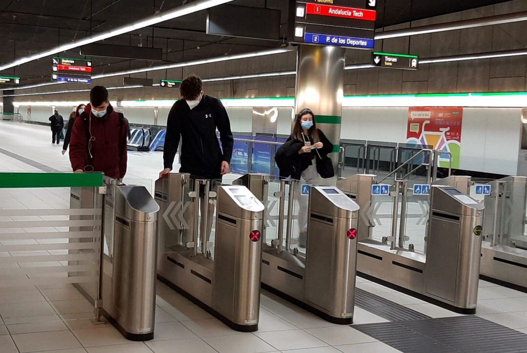 Usuarios del metro de Málaga