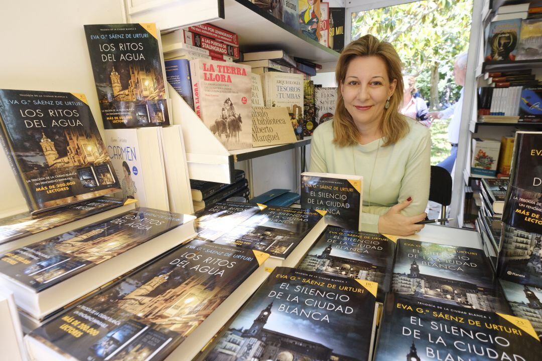 La escritora Eva García Sáenz de Urturi en una imagen de archivo de la Feria del Libro de Madrid