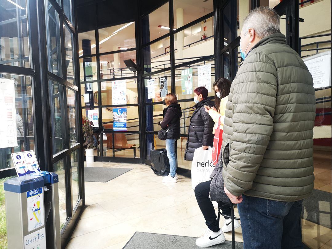 Un grupo de personas esperando para ser atendidoS en un centro de salud en Santander.