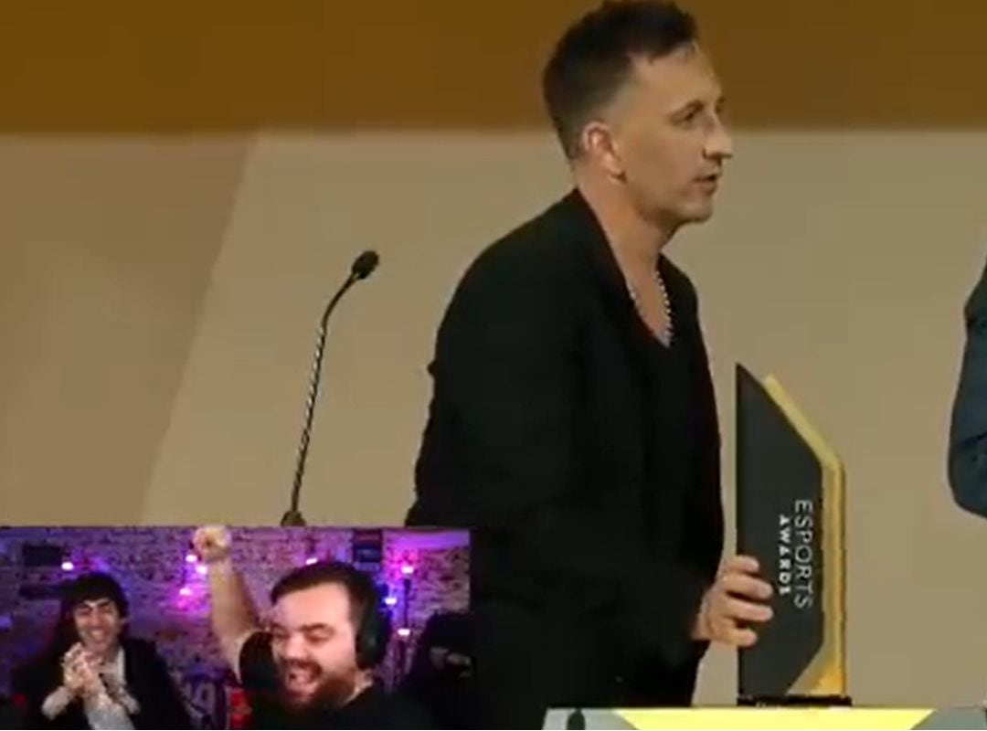 Ibai Llanos celebra el premio a mejor streamer del año.