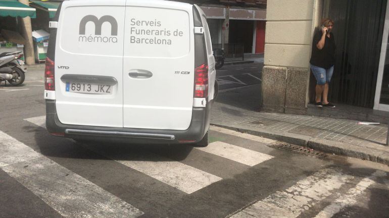 El furgón de Servicios Funerarios, a<ntes de retirar el cadáver de la mujer asesinada