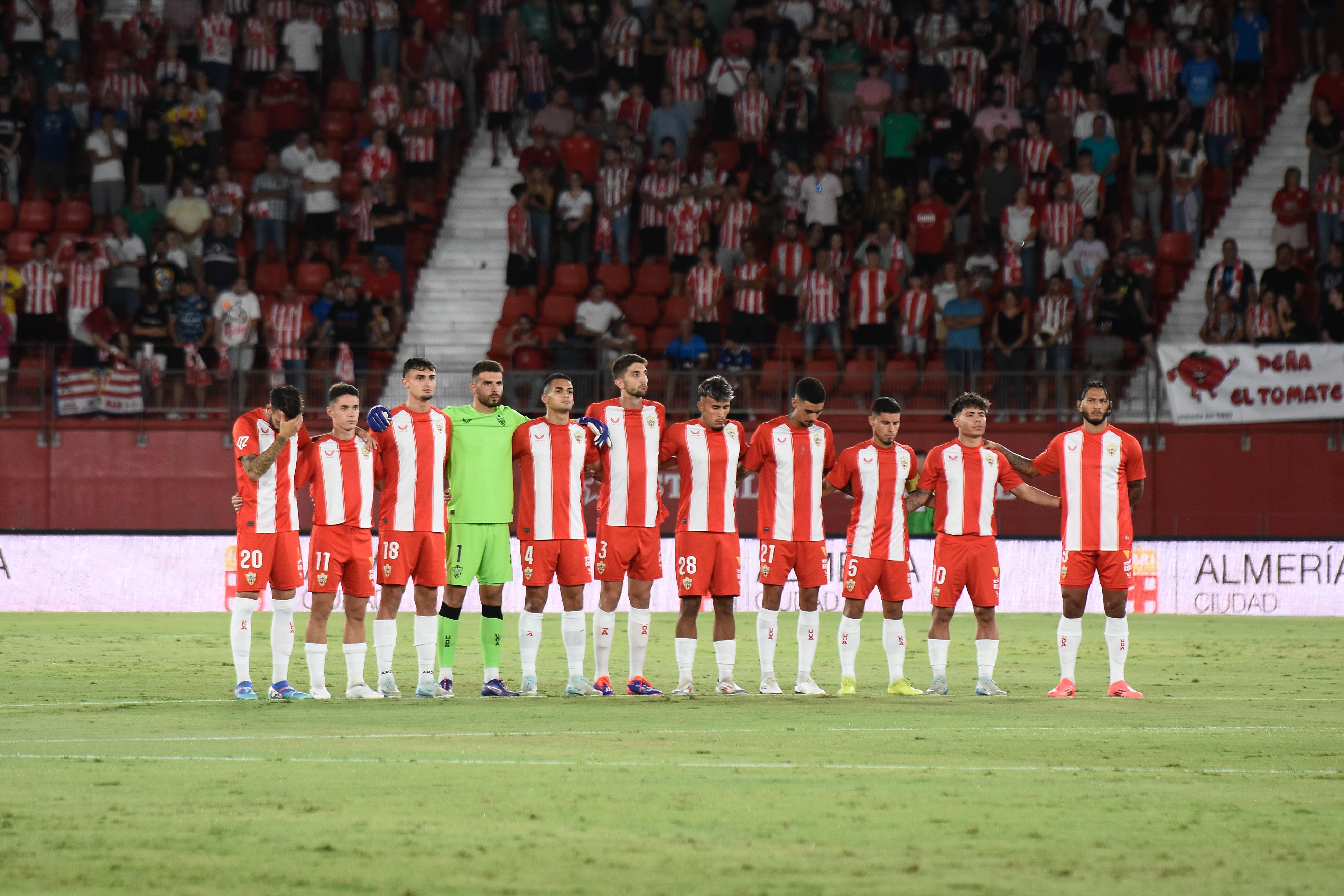 El Almería debe levantarse ganando este lunes al Elche.