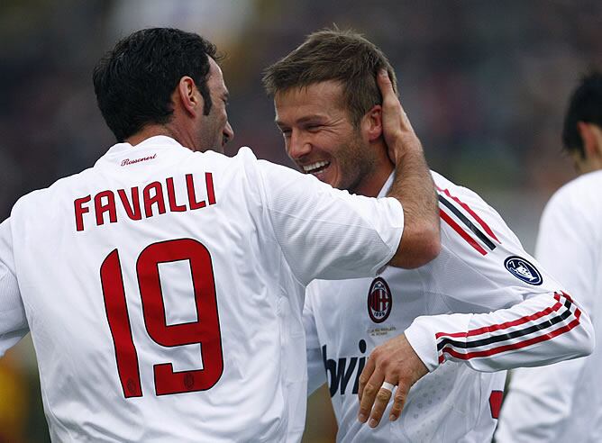 Beckham festeja su gol con Favalli