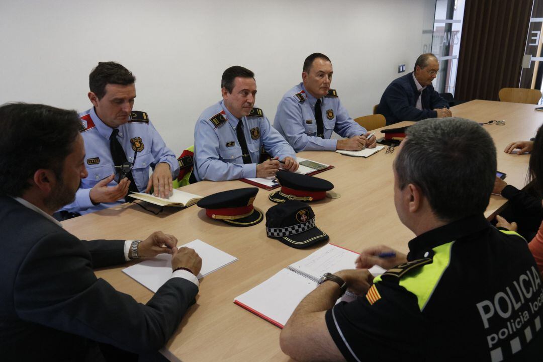 Pla obert de la reunió entre els Mossos d'Esquadra, personal de Renfe i l'Ajuntament de Blanes