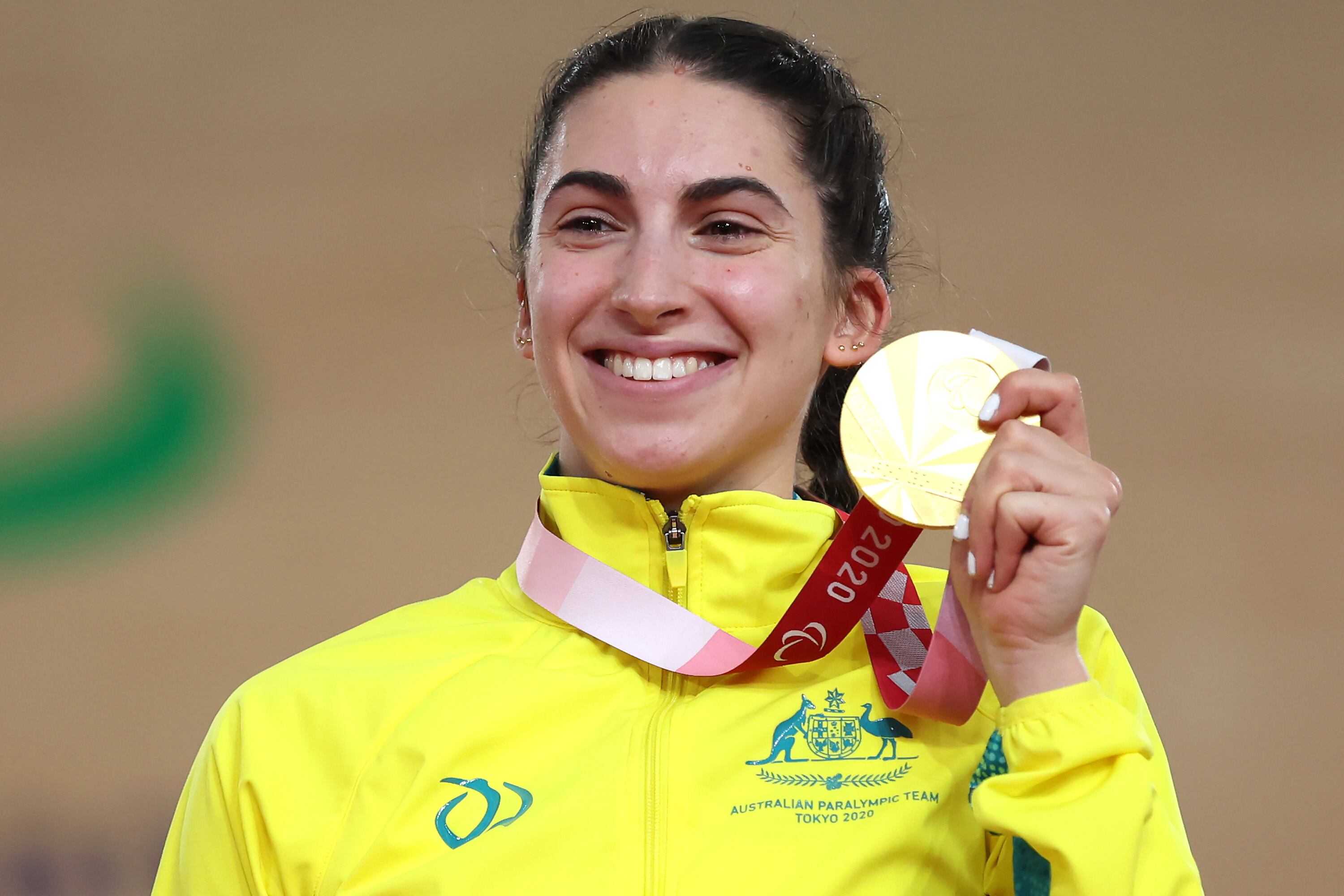 Paige Greco celebra su medalla de oro en Tokio