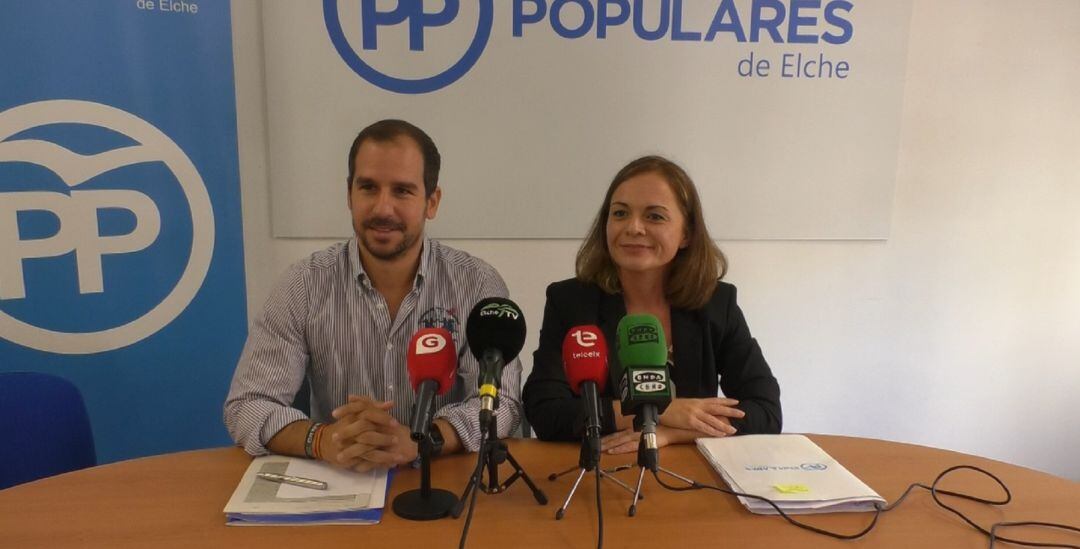 Loreto Cascales,(derecha) junto al secretario local del PP en Elche.