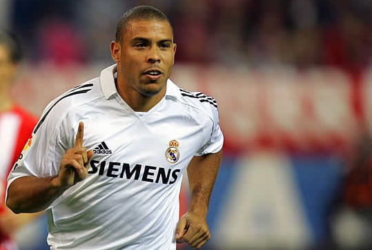 Ronaldo celebra un gol con la camiseta del Real Madrid