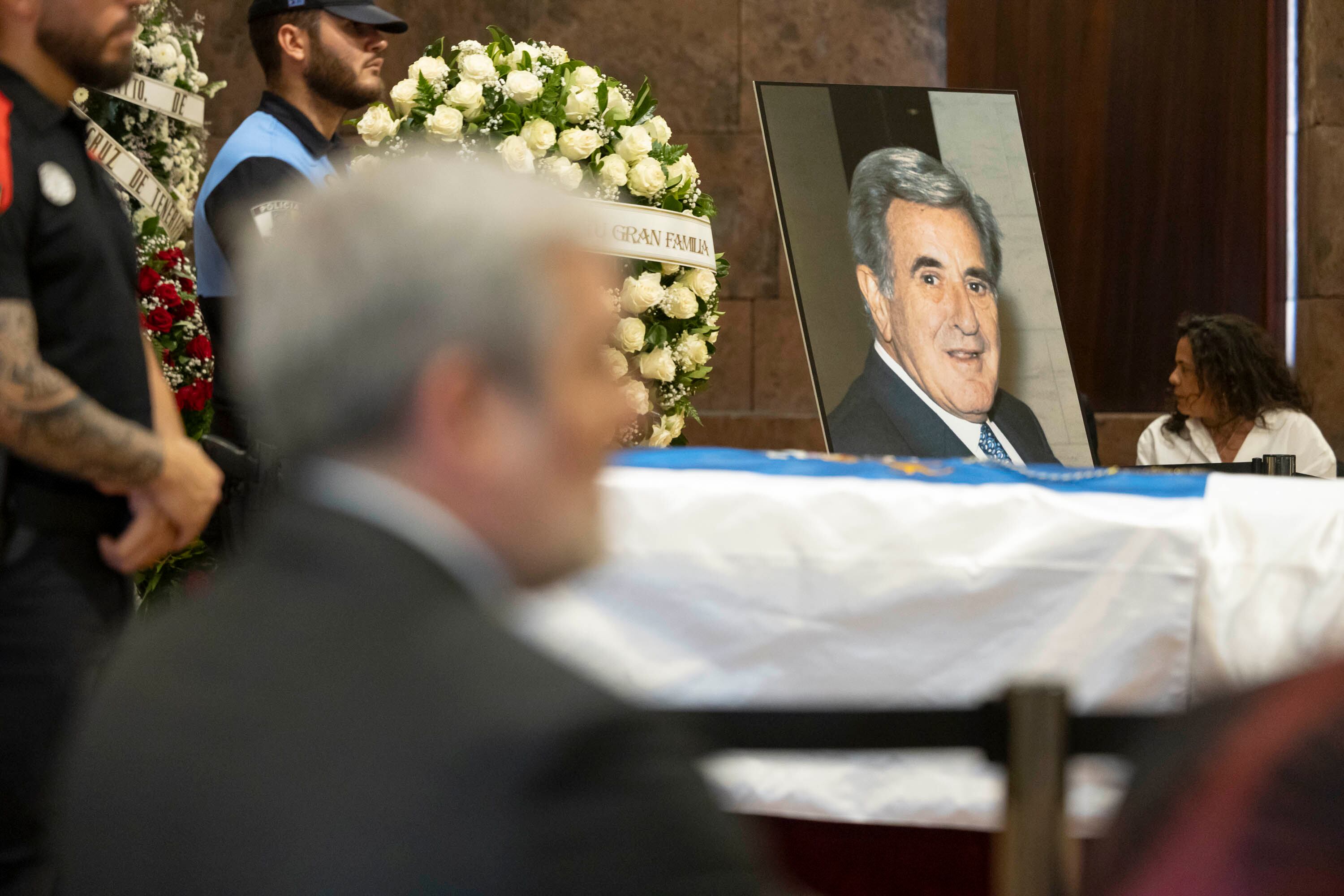 SANTA CRUZ DE TENERIFE, 17/06/2025.- El fallecimiento de Manuel Hermoso, quien fue presidente de Canarias, alcalde de Santa Cruz de Tenerife y líder de la primera Coalición Canaria, ha dejado de luto la política canaria en general y en particular al nacionalismo, del que fue uno de sus artífices. La desaparición de Manuel Hermoso &quot;deja huérfana a esta Canarias en la que creyó, por la que luchó y que lideró en momentos difíciles pero también a quienes tuvimos el honor de conocerle y de aprender de él&quot;, ha dicho el actual presidente de Canarias y líder de CC, Fernando Clavijo. En la imagen, Clavijo (i) ante el féretro con los restos mortales de Hermoso a su llegada a la Presidencia del Ejecutivo canario en Santa Cruz de Tenerife. EFE/ Miguel Barreto
