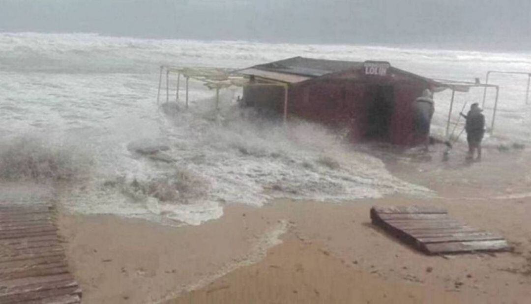 La playa de Daimús durante la gota fría de septiembre 