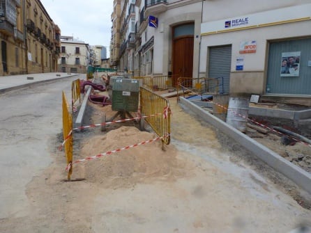 Las obras se están prolongando demasiado, además de eliminarse aparcamientos como es en la calle Ramón Millan, sin alternativas, lo que está perjudicando gravemente al comercio y hostelería del centro de Villanueva del Arzobispo