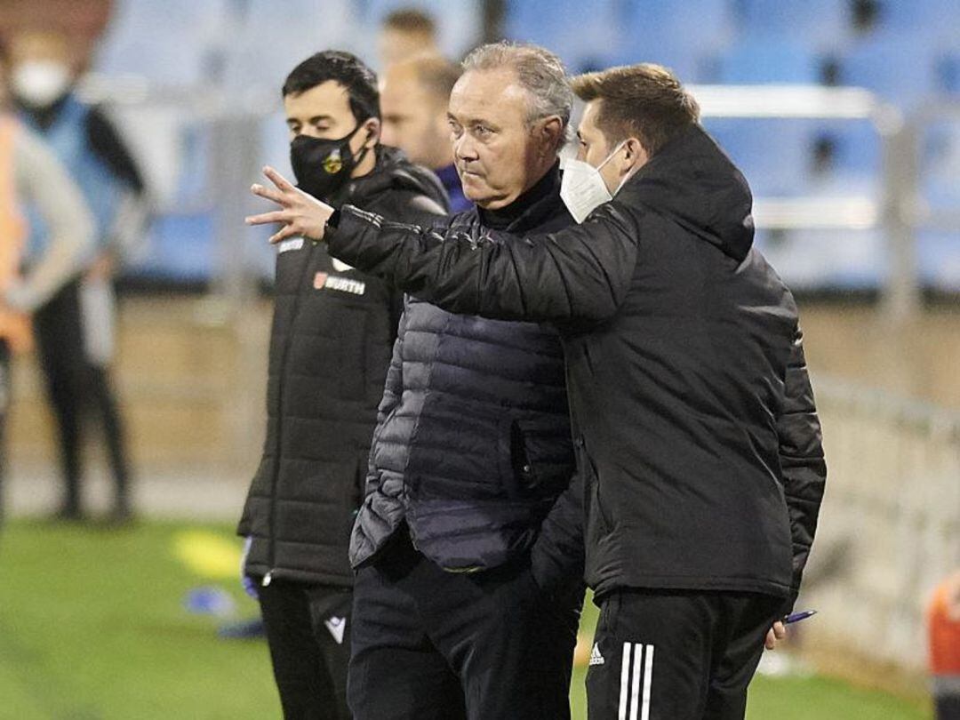 Juan Ignacio Martínez escucha atentamente las indicaciones de su segundo