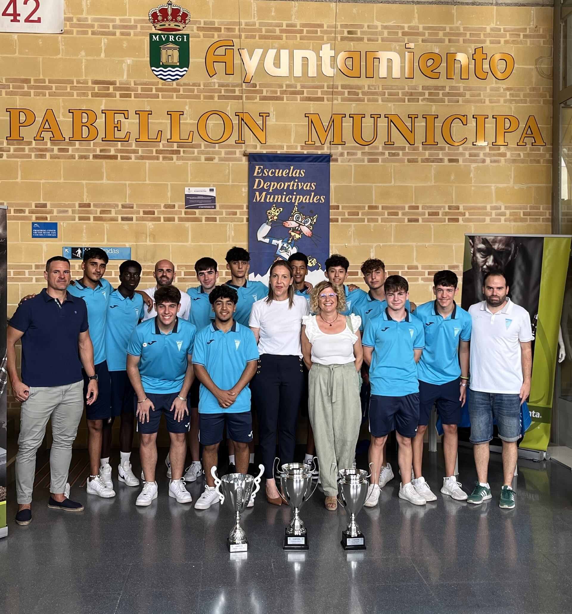 María José Martín con la plantilla del Poli Ejido.