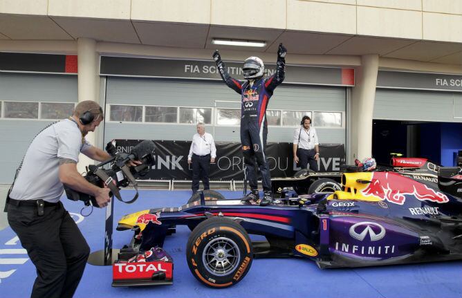 El alemán se sube a su Red Bull para celebrar su triunfo en Baréin.