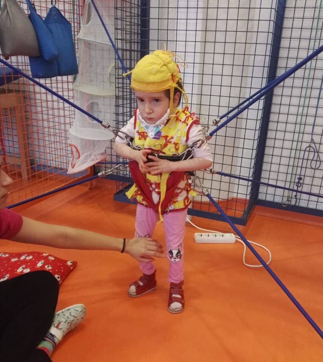 Andrea se tiene que someter a numerosas terapias