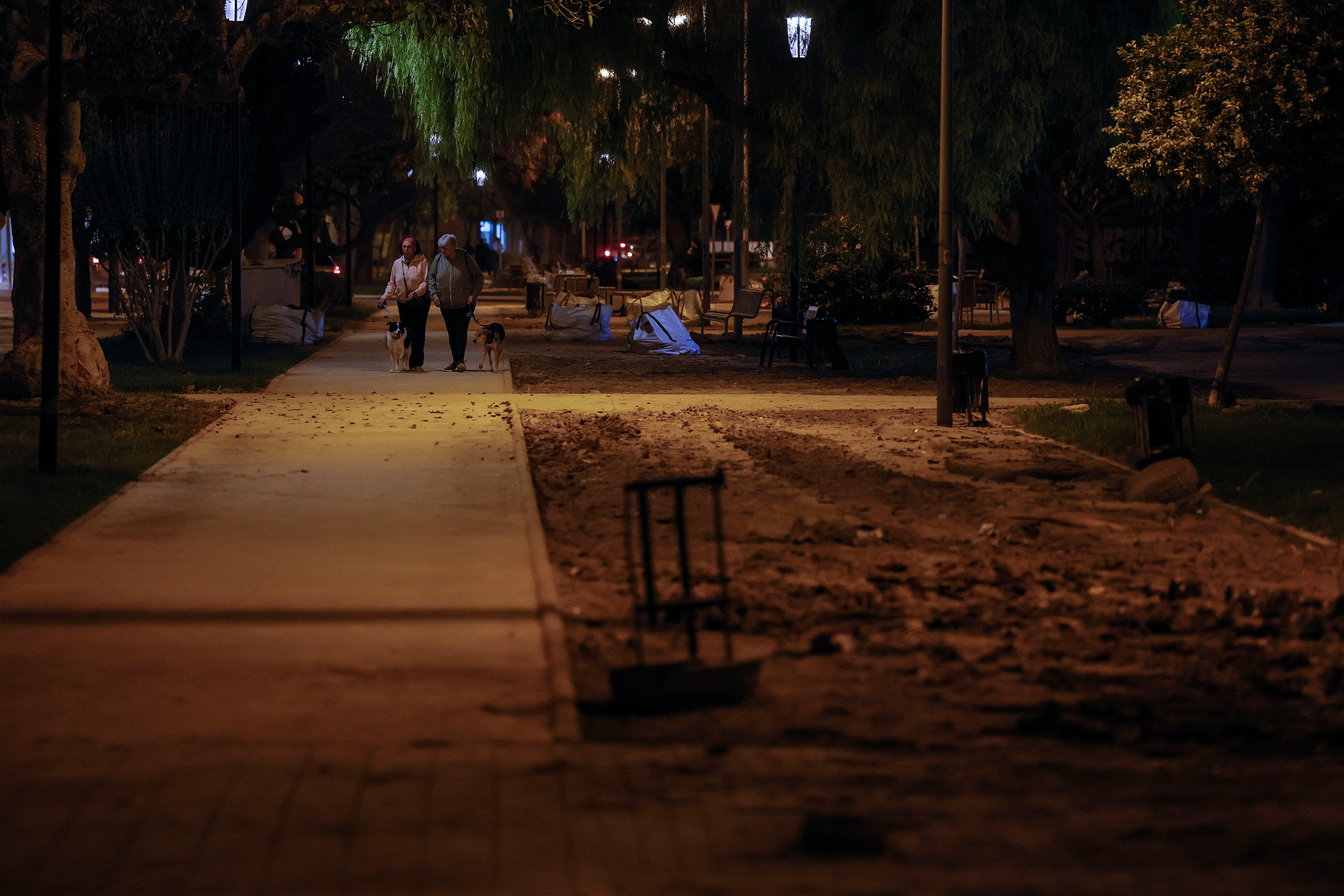 ALFAFAR (VALENCIA), 24/11/2024.- Vista de una calle de Alfafar este domingo. Veinticinco días después de la dana que cambió sus vidas para siempre, los pueblos del sur de Valencia encaran otro fin de semana de trabajo a destajo para, entre equipos de emergencia y voluntarios, retirar lodo y enseres de las calles, mientras la retirada de miles de vehículos de las 60 campas habilitadas se ha convertido en prioritaria por su potencial riesgo de incendio. EFE/José Manuel Vidal
