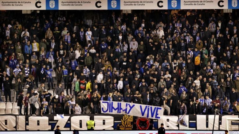 Parte de la grada de Riazor muestra una pancarta de apoyo al ultra fallecido en Madrid, Jimmy