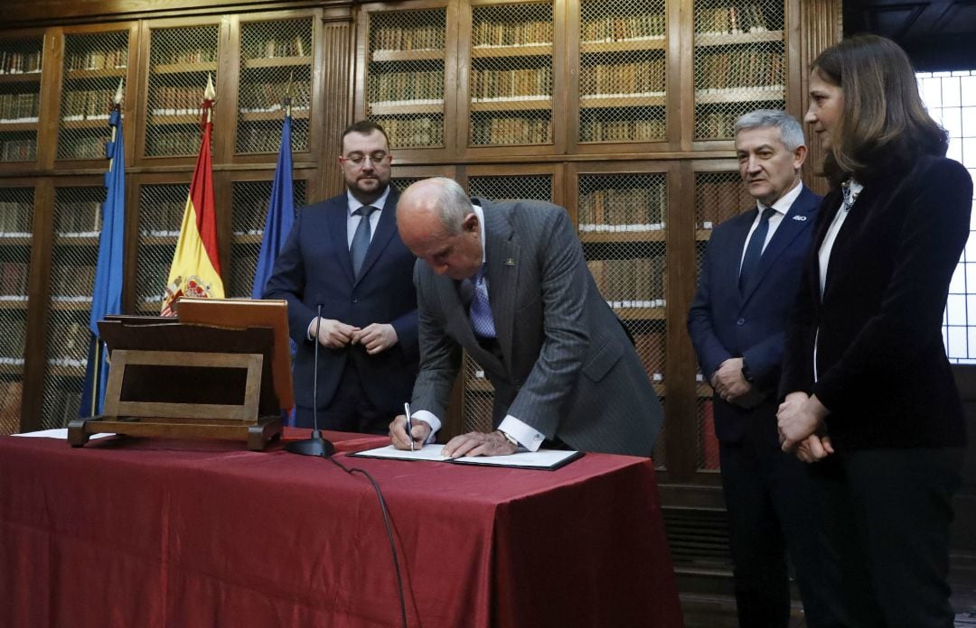 Juan Antonio Pérez Simòn firma su cargo como presidente del consejo social de la Universidad de Oviedo en presencia del presidente del Principado y del rector