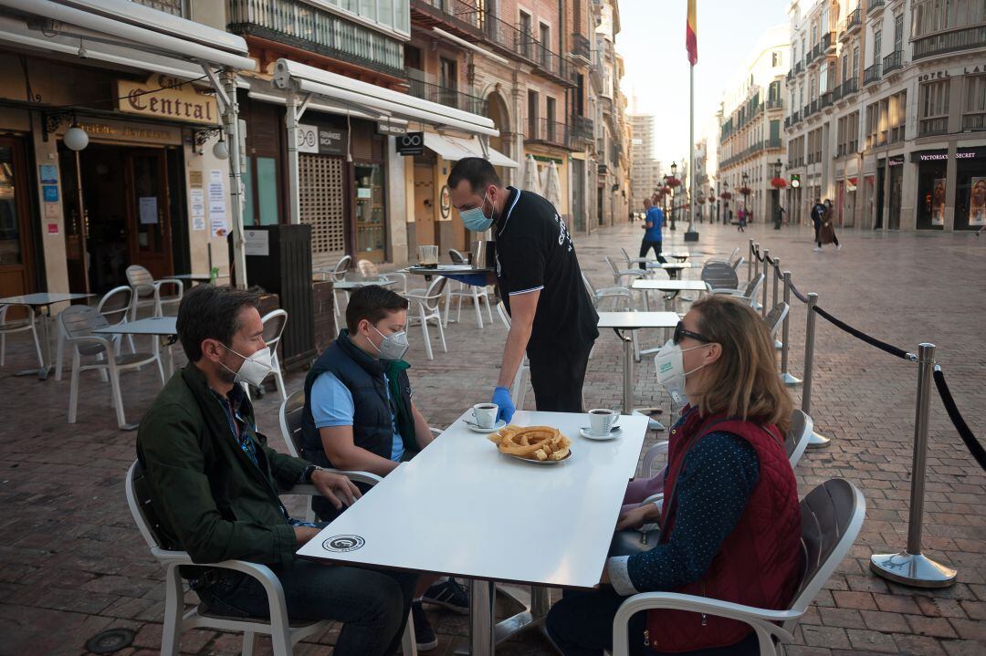 Clientes de una terraza del centro de Málaga en una imagen de archivo