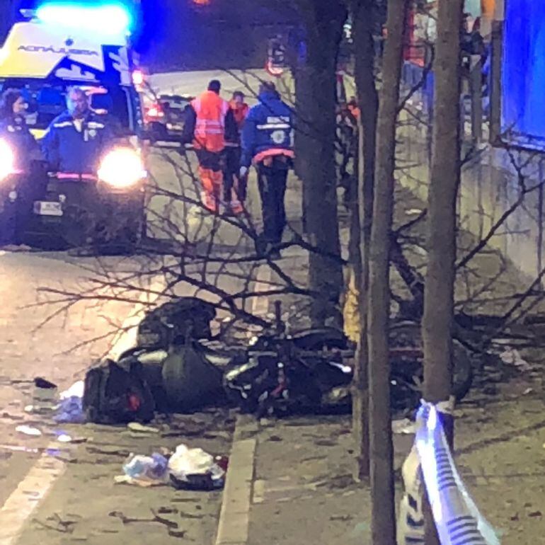 Estat en què va quedar la motocicleta accidentada ahir a l'Avinguda Salou, sinistre en el que van perdre la vida els seus dos ocupants, un adolescent de 16 anys i el seu pare de 45.