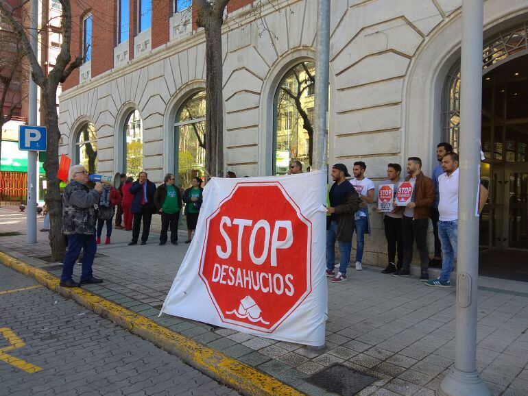 Concentración a las puertas de la Delegación Territorial de la Junta