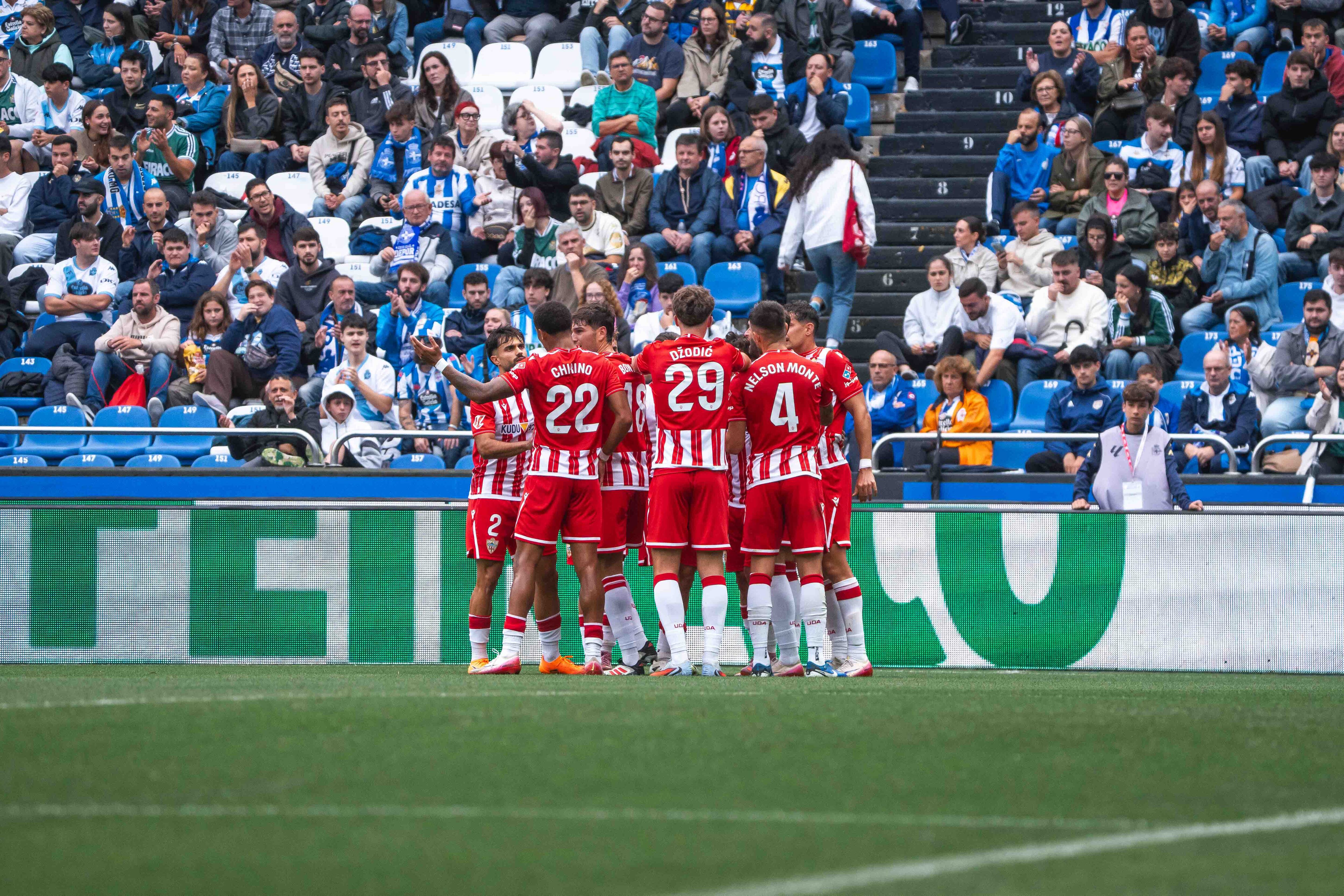 La celebración del gol de Federico Bonini en la primera parte después de un córner botado por Nico Melamed.