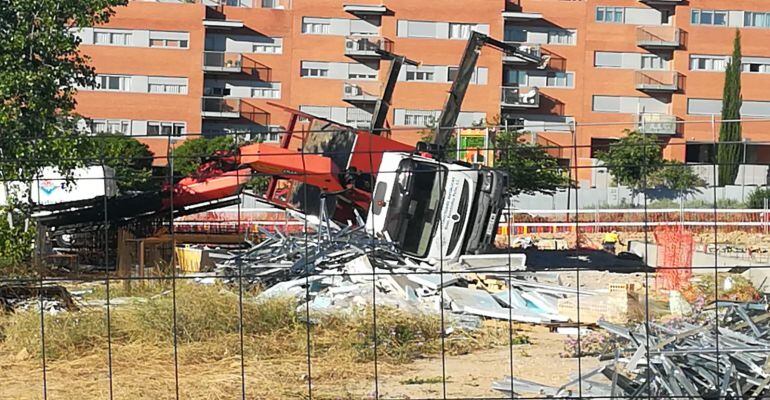 Camión pluma volcado en las obras de ampliación de un colegio público