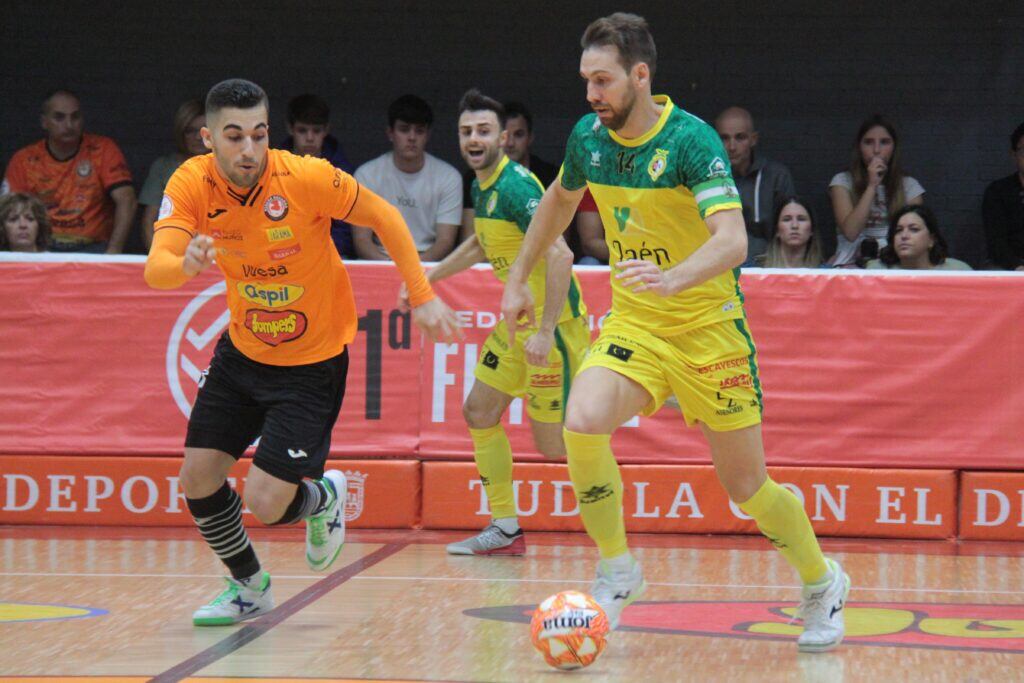 El jugador del Jaén F.S Alam Brandi conduce un balón en el último partido jugado por su equipo en Tudela, Navarra.