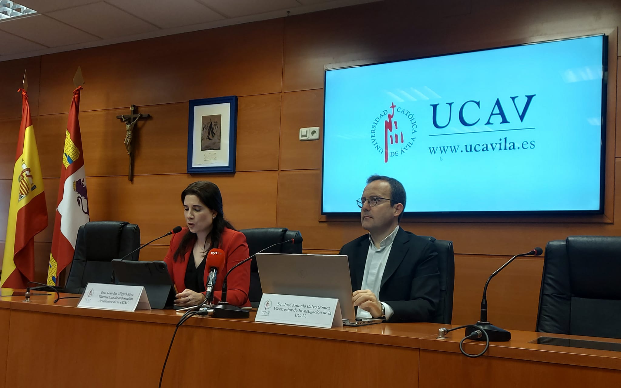 La vicerrectora de Ordenación Académica de la UCAV, Lourdes Miguel y el vicerrector de Investigación, José Antonio Calvo, presentan las nuevas titulaciones que ofertará la universidad en el curso 2024-2025