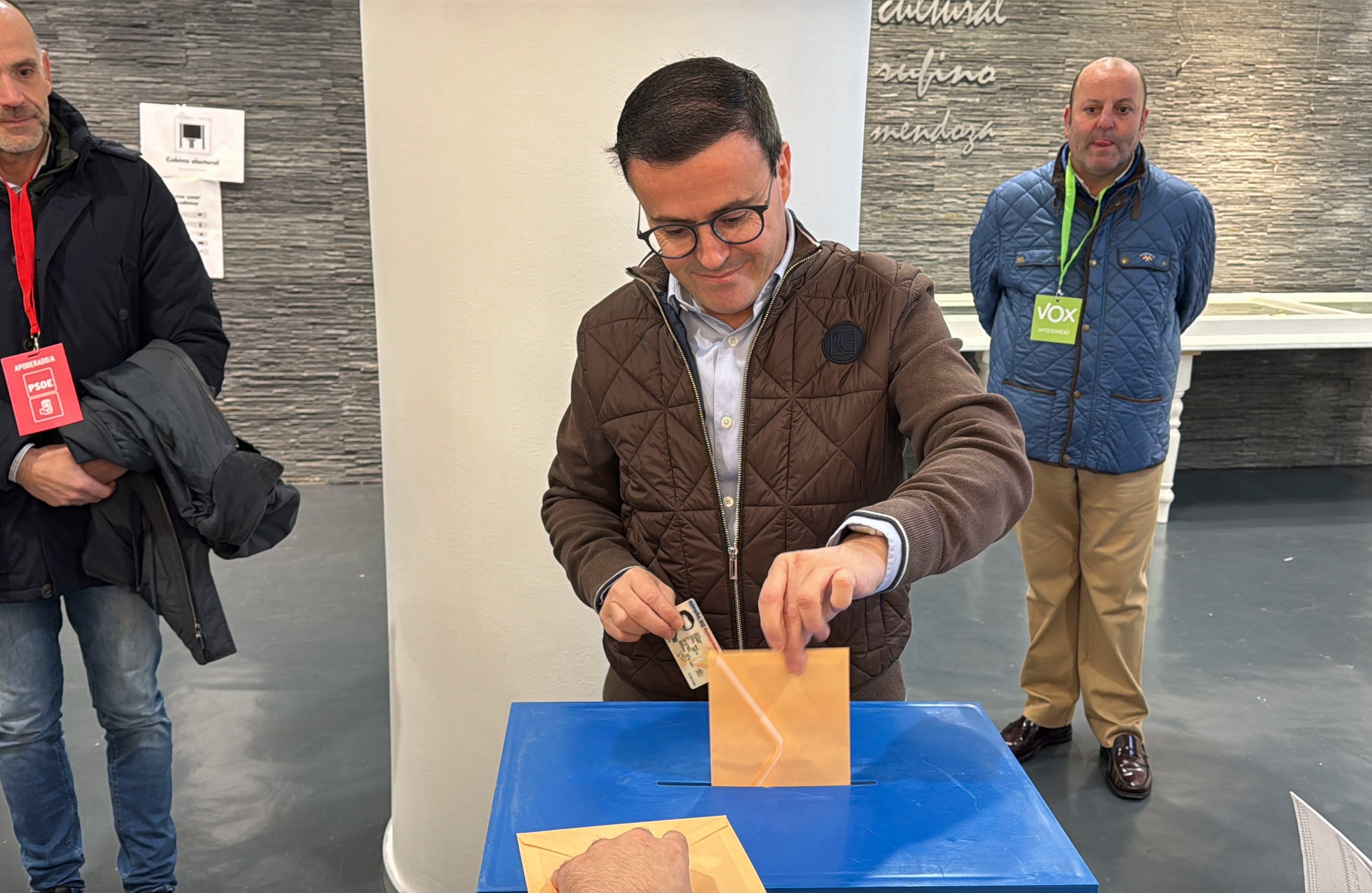 Miguel Ángel Gallardo ha votado este domingo en el colegio electoral del espacio cultural Rufino Mendoza, en Villanueva de la Serena (Badajoz).