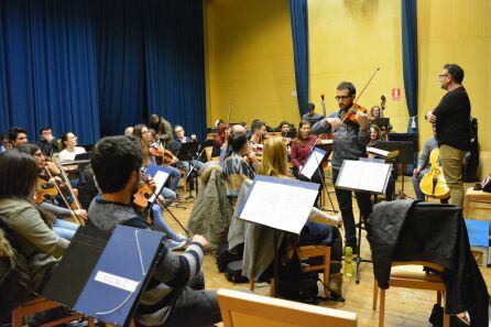 La plantilla cuenta con alrededor de 50 músicos