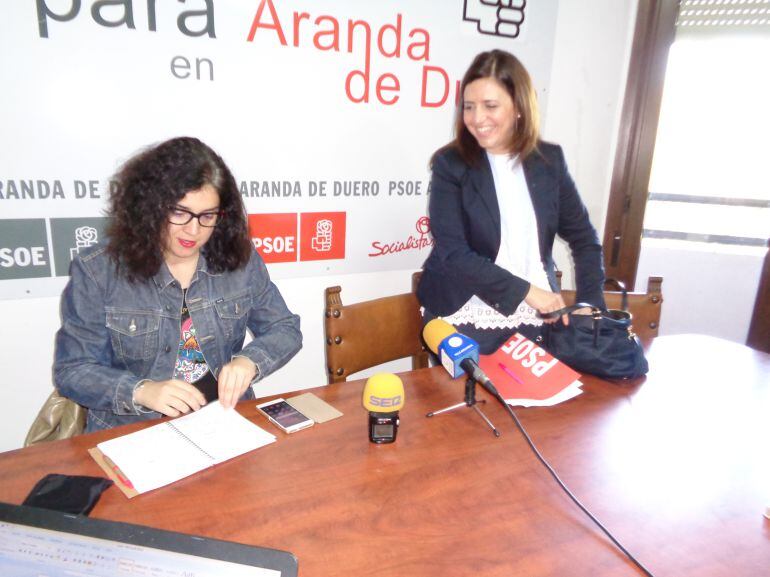 Esther Peña (de pie), diputada por Burgos, y Mar Alcalde, portavoz municipal socialista