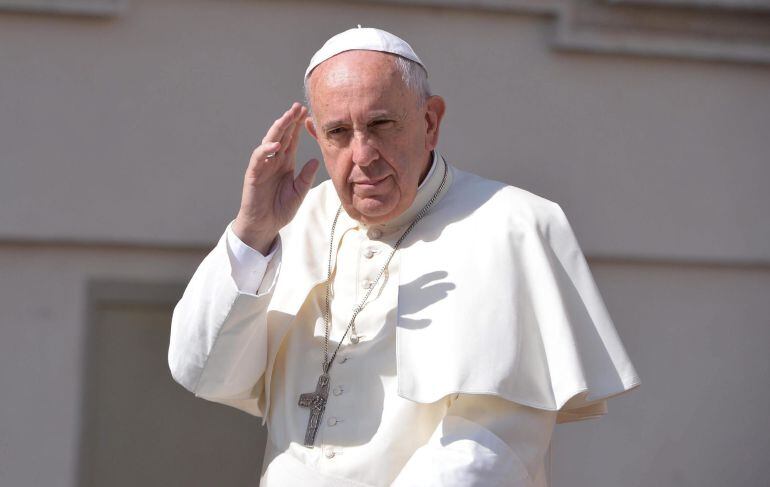 POP05 VATICANO (VATICANO) 17/06/2015.- El papa Francisco saluda a los fieles congregados en la Plaza de San Pedro durante la audiencia general de los miércoles celebrada hoy, 17 de junio de 2015, en El Vaticano. Francisco pidió esfuerzos a la comunidad in