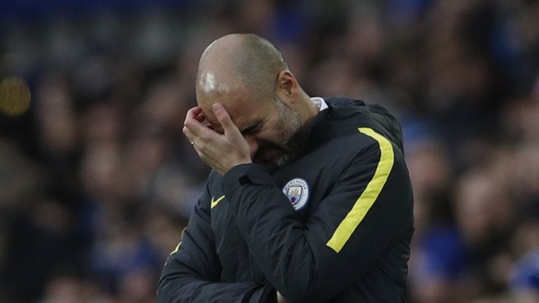 Pep Guardiola se lamenta de una jugada en el Everton - Manchester City