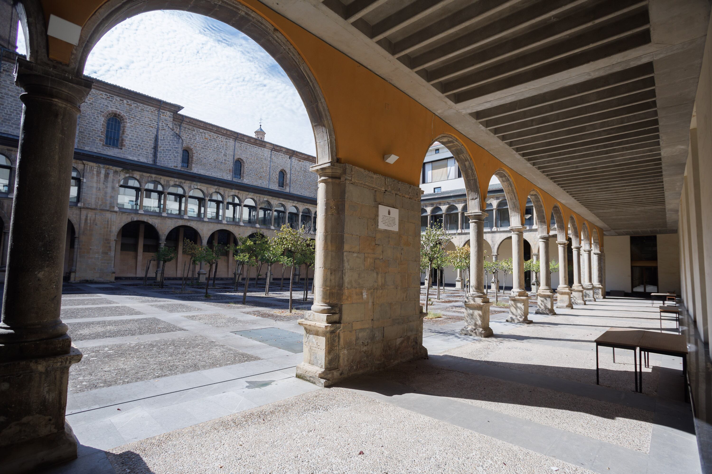 Vista del claustro en la sede del Departamento de Educación del Gobierno de Navarra en Pamplona.