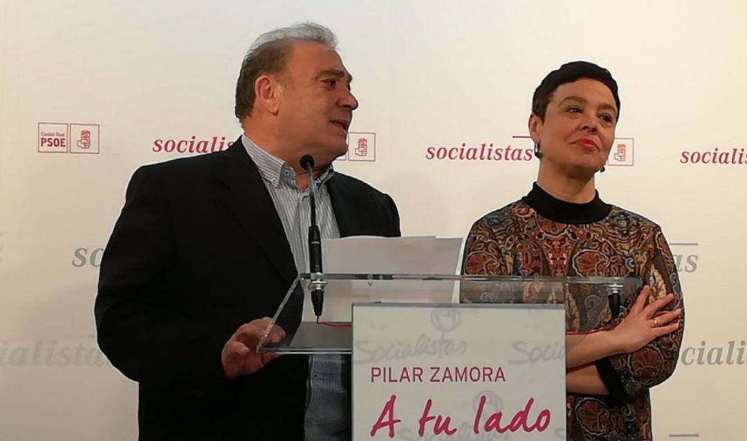 Pilar Zamora, junto a Emilio Villarino, secretario general de la agrupación socialista en Ciudad Real en una imagen de archivo