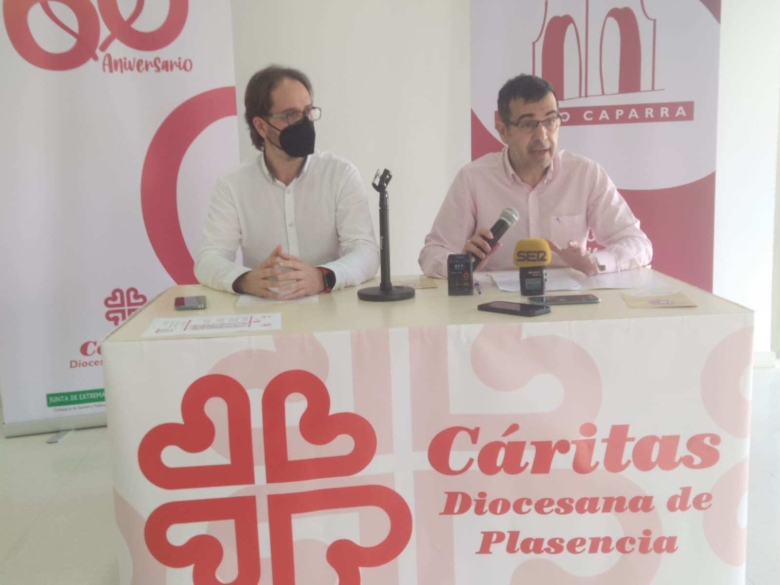 José Luis Espinosa e Iván Torres de Caritas Diocesana de Plasencia