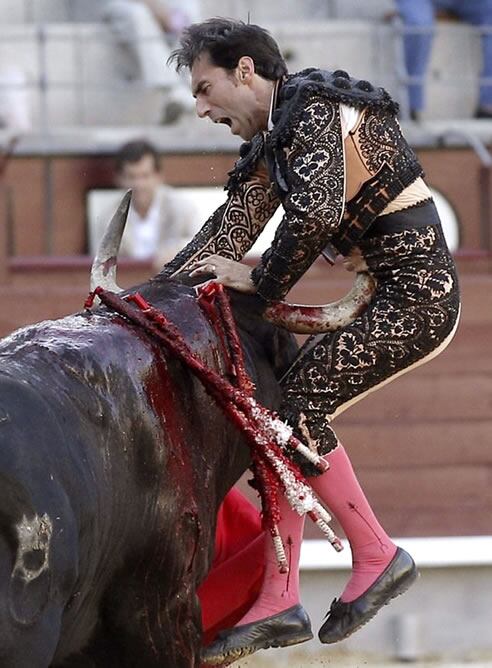 El diestro Fernando Cruz recibe una cornada en la madrileña Plaza de Toros de Las Ventas