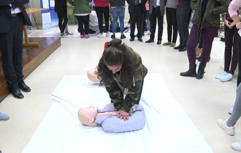 Alumnos de 1º de bachillerato del IES do Castro asisten a un curso básico de reanimación cardiopulmonar
