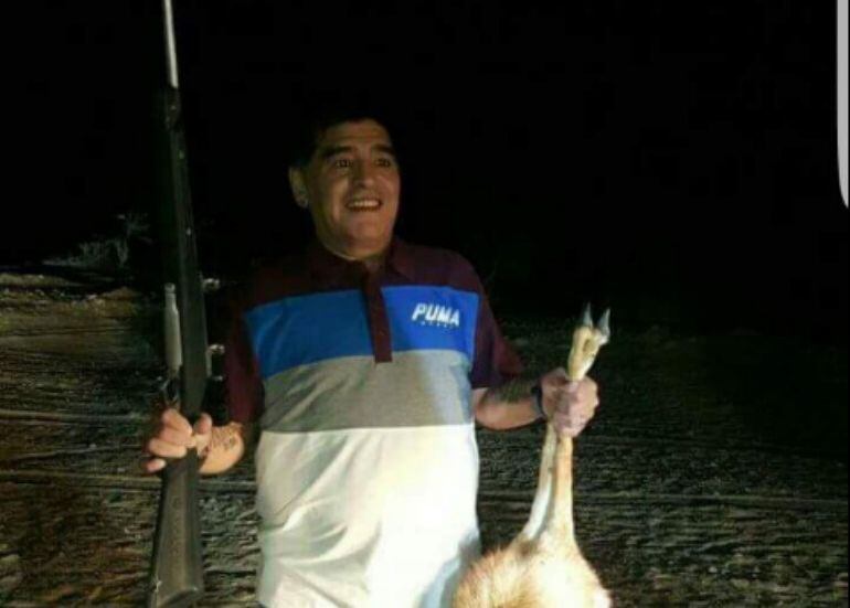 Imagen de Maradona con un Oryx de Arabia.