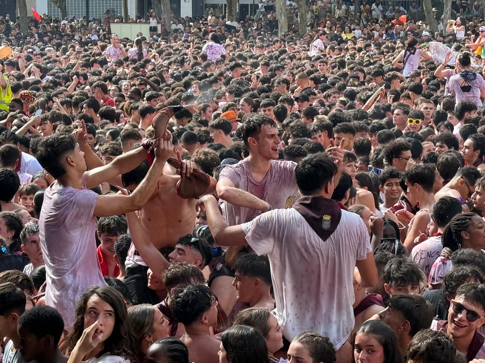 Logroño ha celebrado el comienzo de las fiestas de San Mateo 2025 con el lanzamiento del cohete desde la plaza del Ayuntamiento.