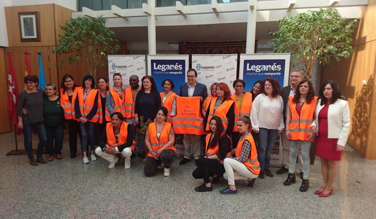 Los auxiliares de acompañamiento junto al alcalde de Leganés y la edil de Servicios Sociales