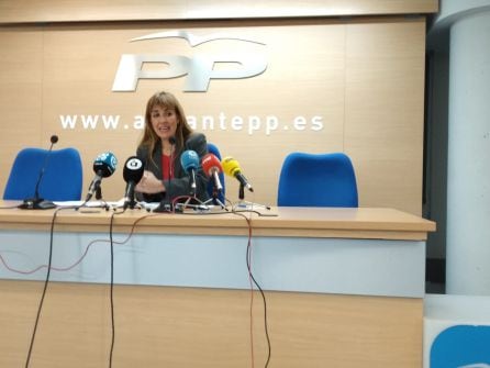 Sofía Álvarez, secretaria de Residentes Europeos del PP en la provincia, durante la rueda de prensa.