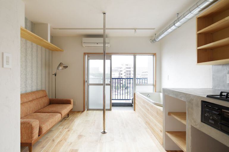 Una barra americana preside la sala de estar de estos apartamentos