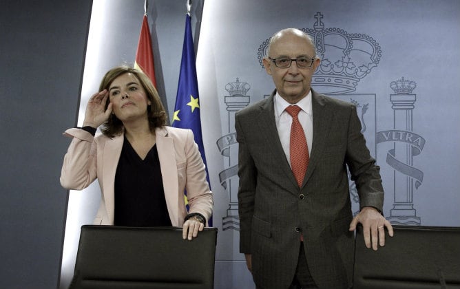 La vicepresidenta del Gobierno, Soraya Sáenz de Santamaría, y el ministro de Hacienda, Cristóbal Montoro, llegan a la rueda de prensa tras la reunión del Consejo de Ministros