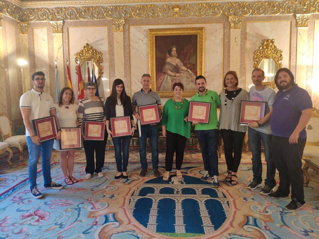 La alcaldesa, con los distinguidos por sus méritos dentro del deporte escolar del curso 2018-19